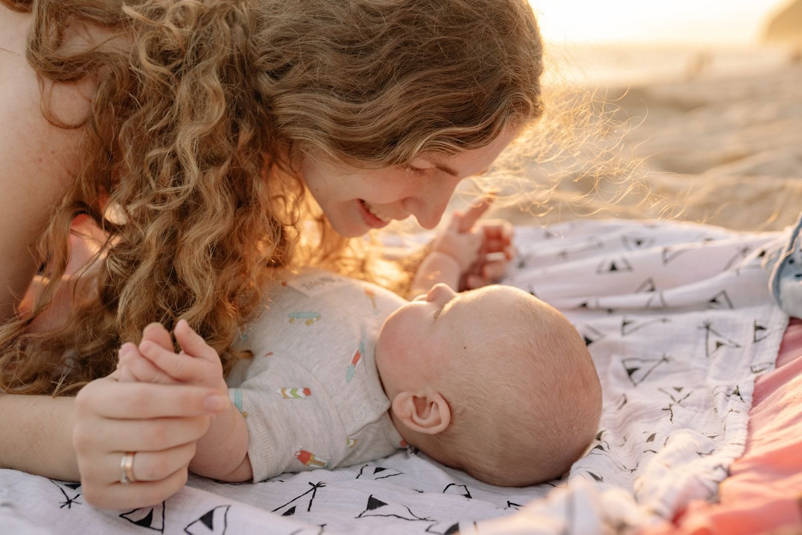 Mutter und Baby im Blickkontakt beim gemeinsamen Spielen
