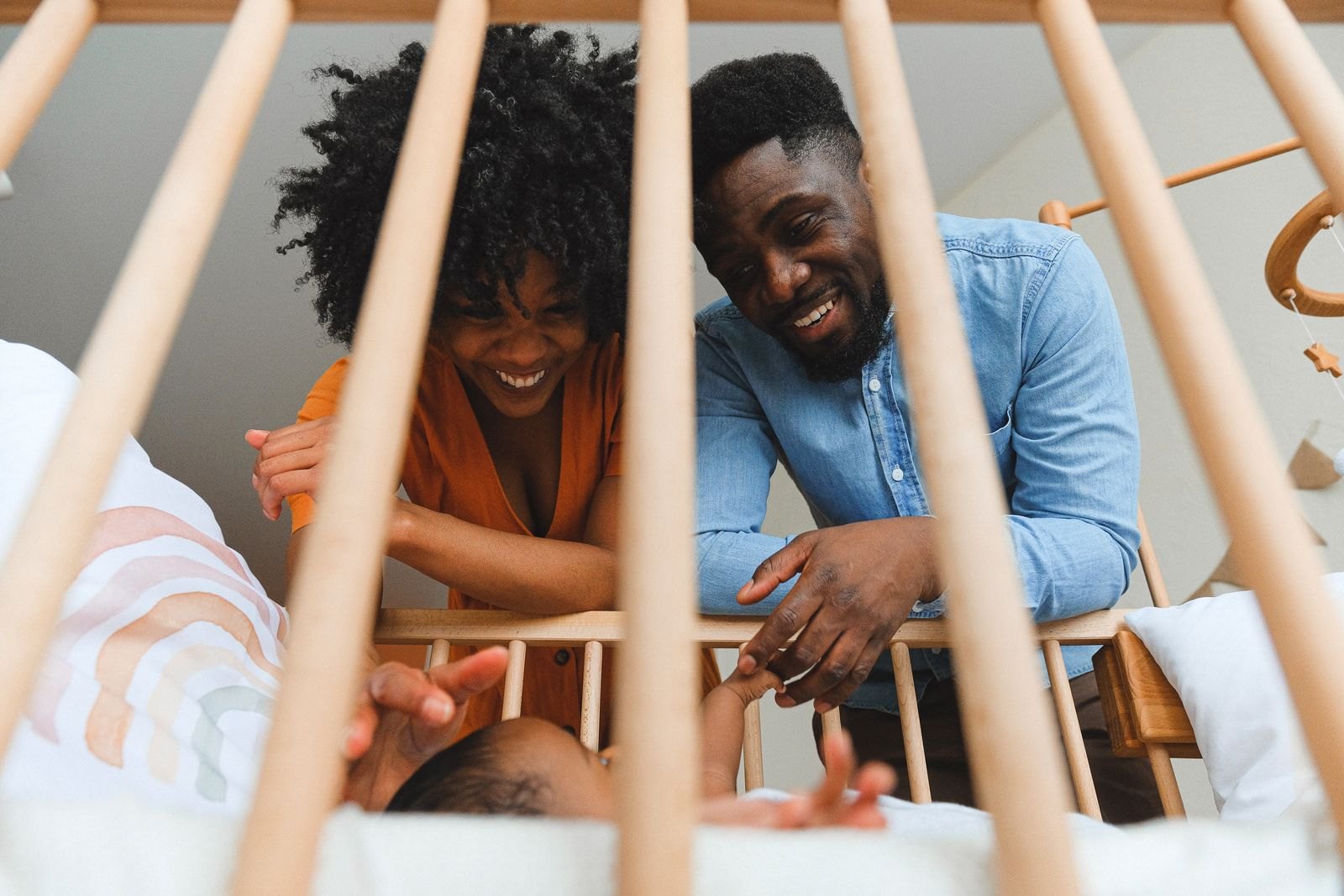 Beistellbett mit Baby direkt neben dem Elternbett, eigene separate Liegefläche