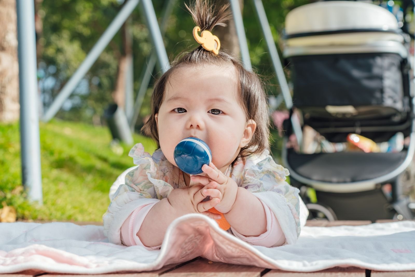 Baby beißt konzentriert auf einem Beißring herum