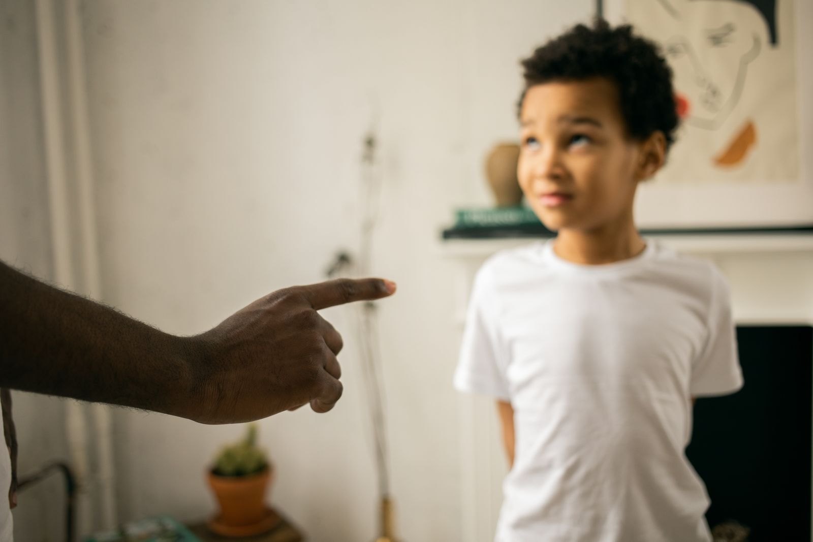 Un adulte pointe du doigt un enfant, illustrant une réaction très démonstrative