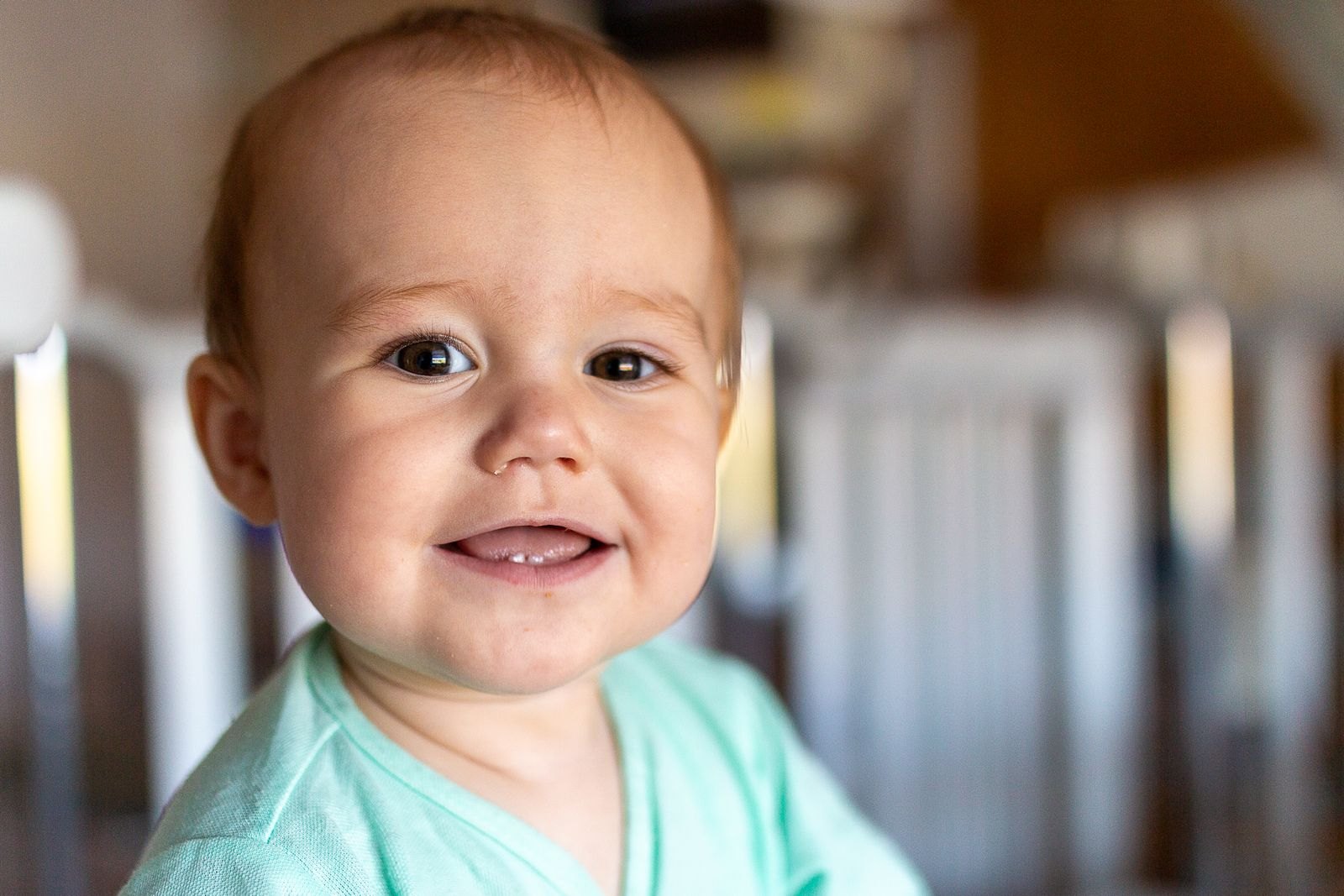 Un bébé souriant qui laisse voir deux nouvelles dents sur la gencive du bas