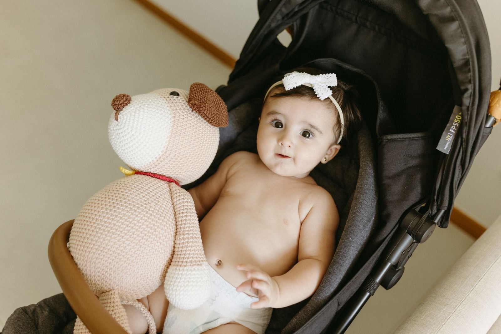 Un bébé installé dans une coque siège auto, à l'intérieur
