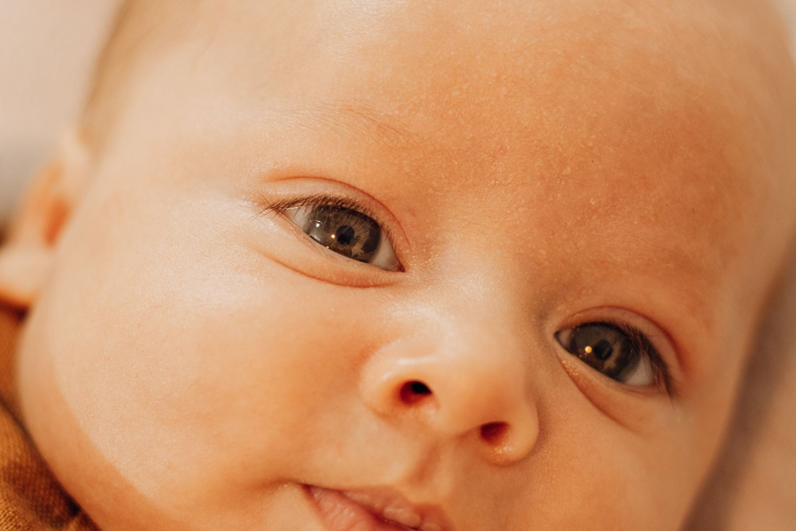 Primo piano del viso di un neonato che mostra la texture naturale della pelle sulla fronte