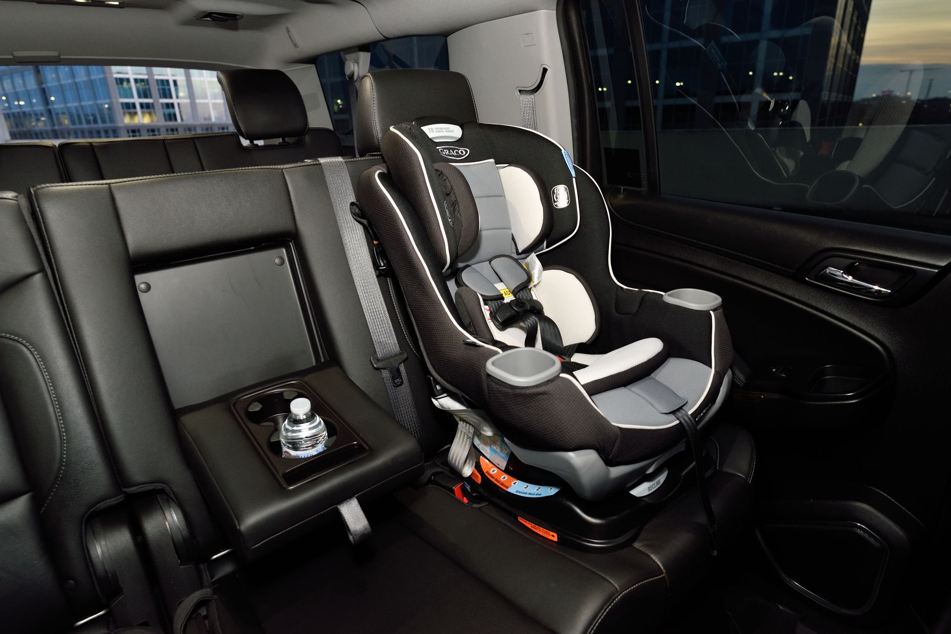 Seggiolino auto convertibile installato sul sedile posteriore, con l'etichetta delle posizioni rear-facing e forward-facing visibile