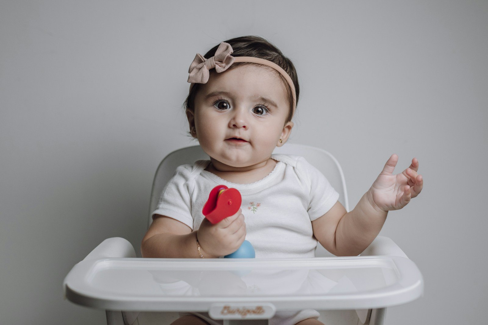 Un bambino che tiene in mano un anello da dentizione in silicone