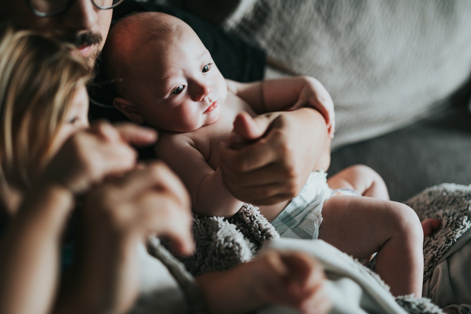 Un genitore che indica qualcosa mentre parla con il proprio bambino