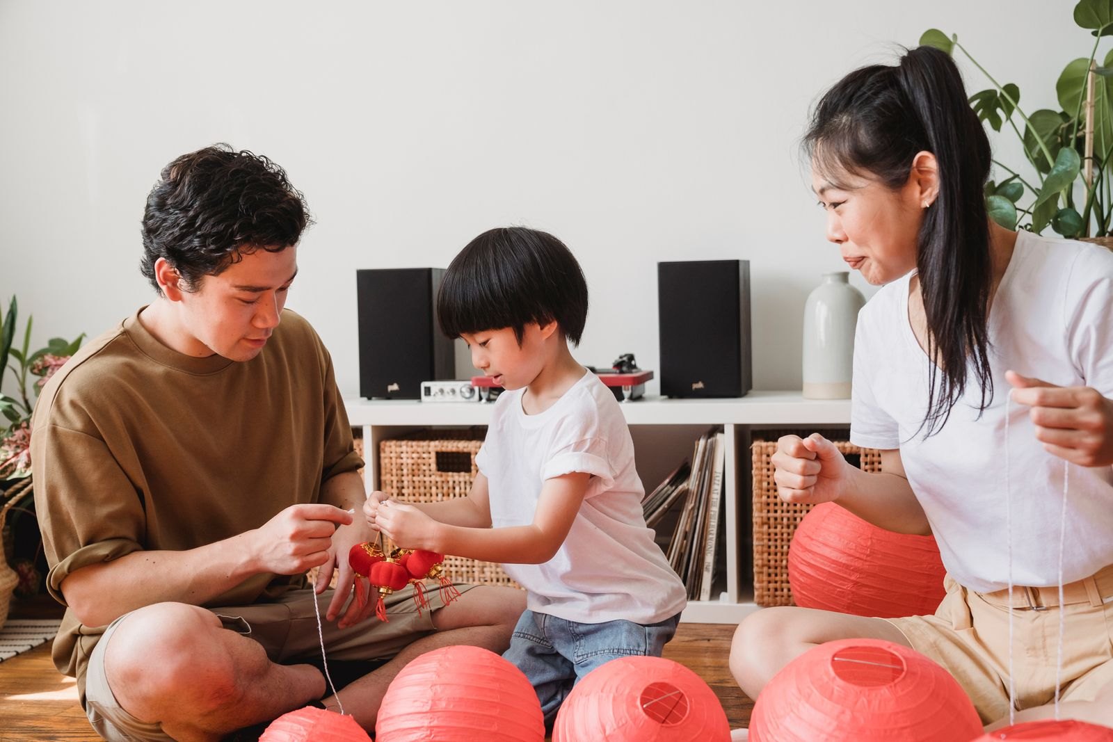 赤い提灯を作りながら過ごす家族の時間