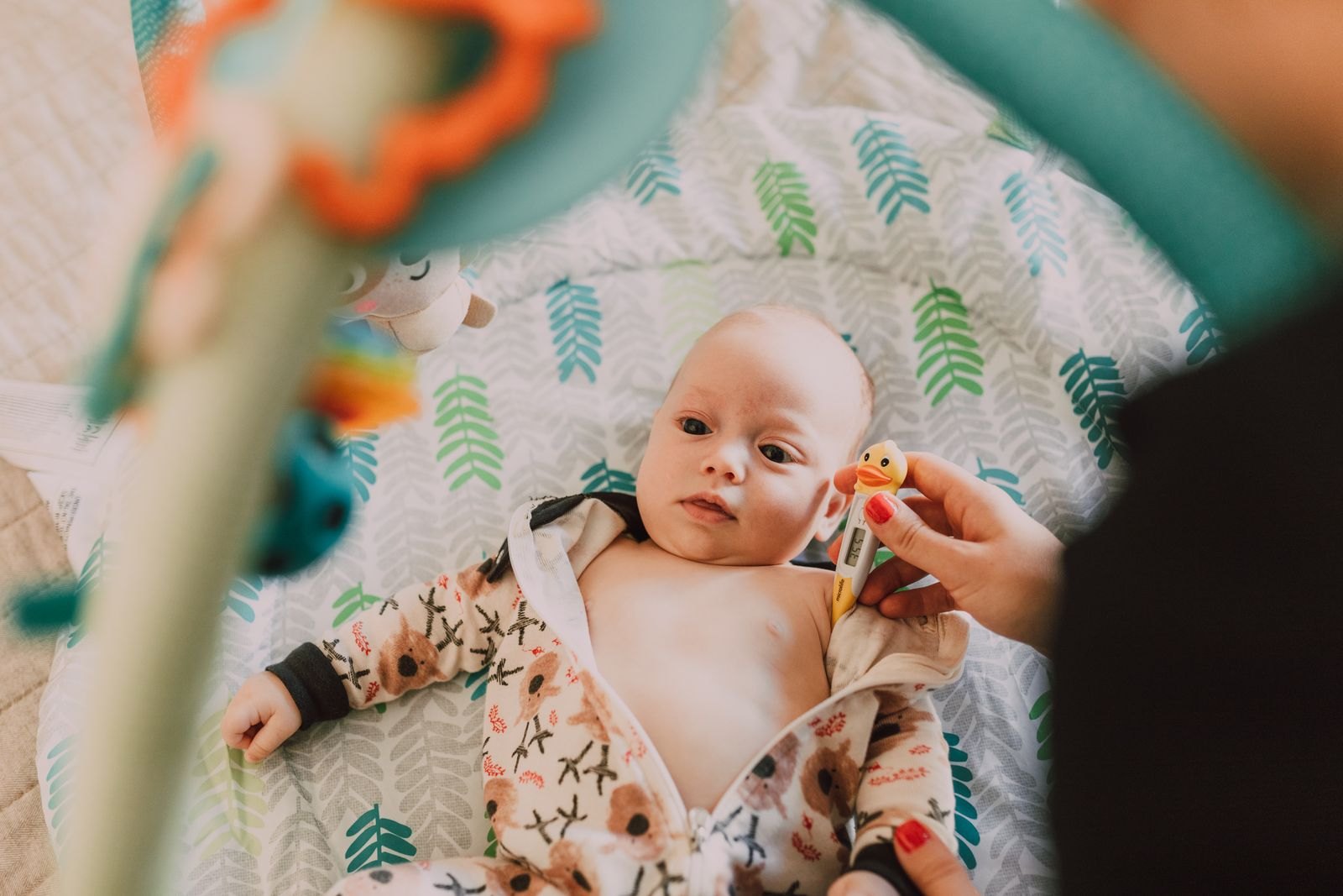 Een baby wordt thuis gecontroleerd tijdens de kraamweek, onderdeel van de dagelijkse ronde van de kraamverzorgende