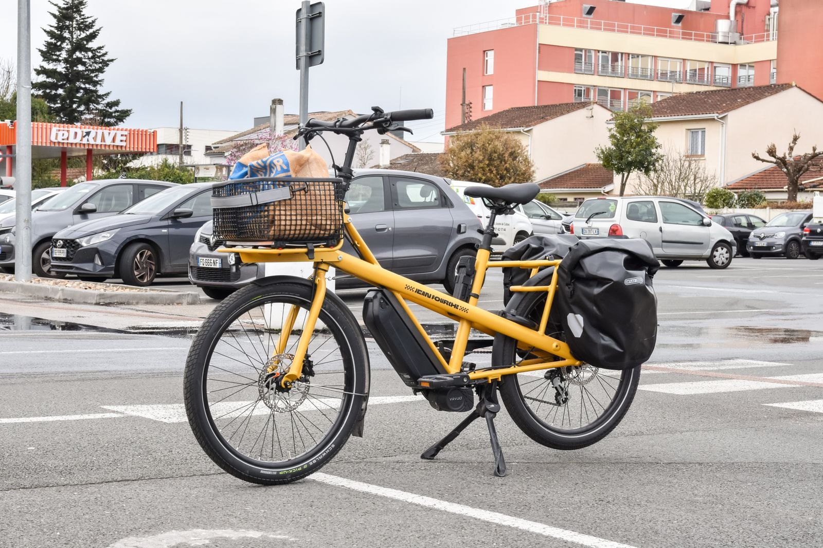 Een volgeladen bakfiets met tassen aan weerszijden van de bagagedrager, gewicht verdeeld over beide kanten