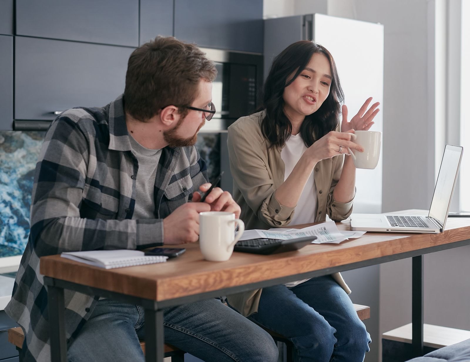 Een stel bespreekt samen de planning en verdeling van taken aan de keukentafel