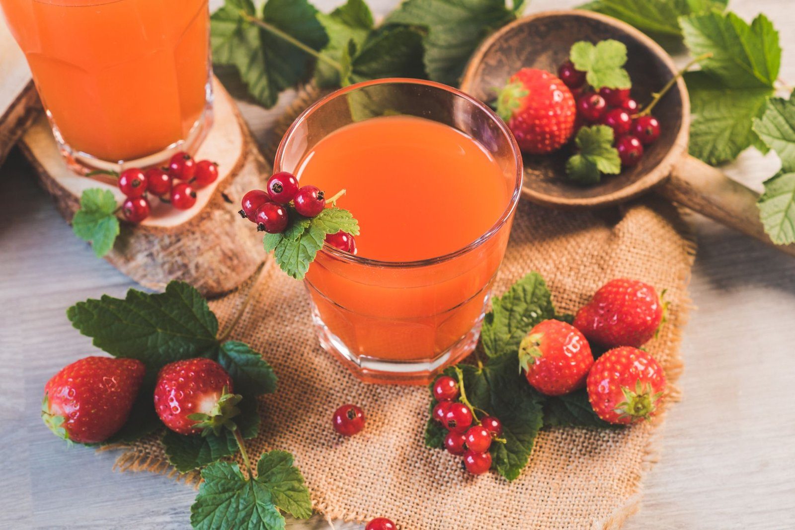 Ein Glas Fruchtsaft – flüssiger Zucker, der die Triglyzeridwerte im Blut deutlich anheben kann
