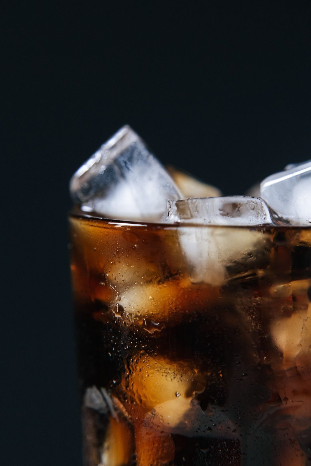 Ein Glas Limonade mit Kohlensäurebläschen &ndash; die Kombination aus Zucker und Kohlensäure belastet eine gereizte Blase doppelt
