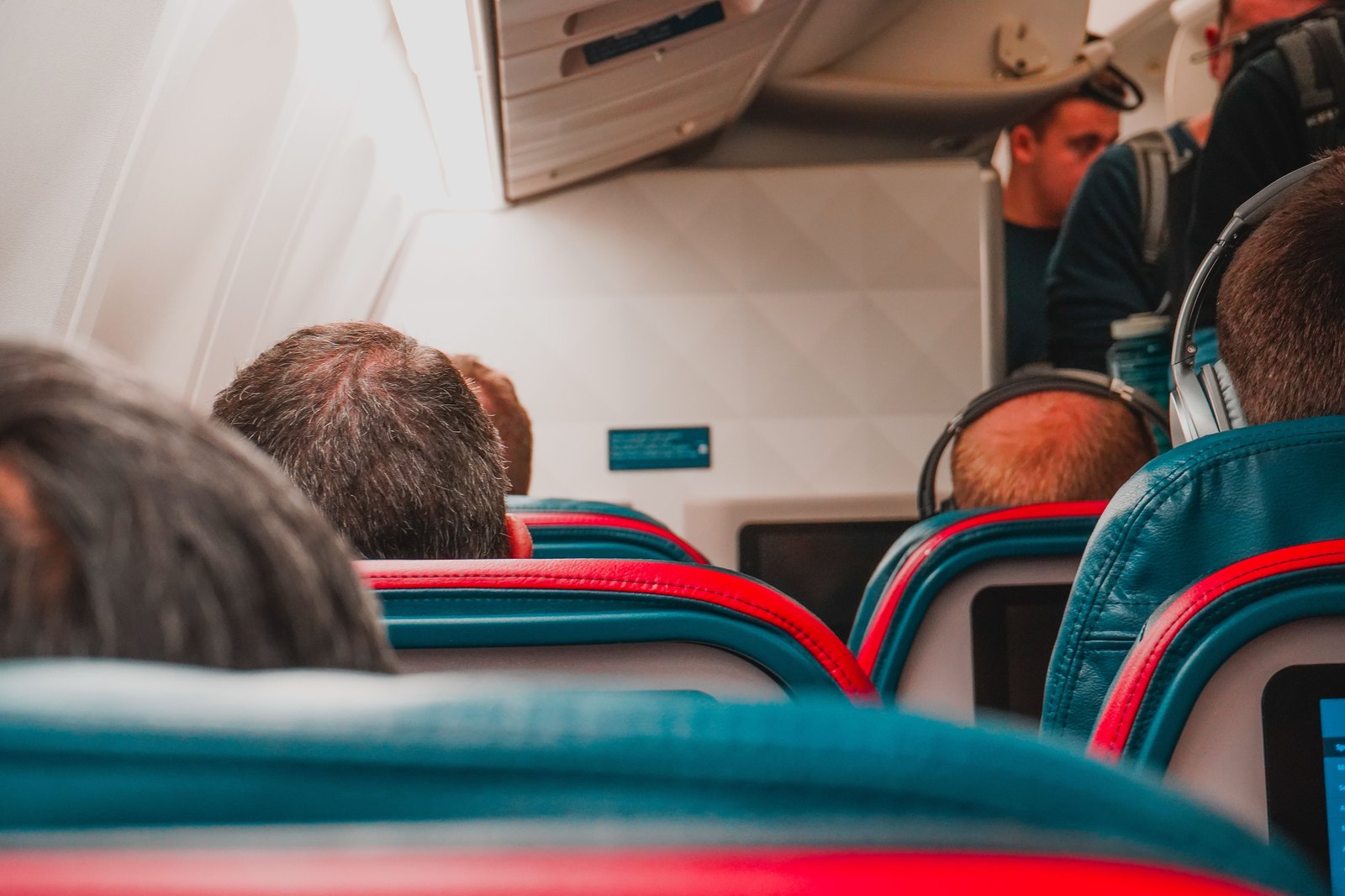 Interno di una cabina aerea con file di sedili passeggeri