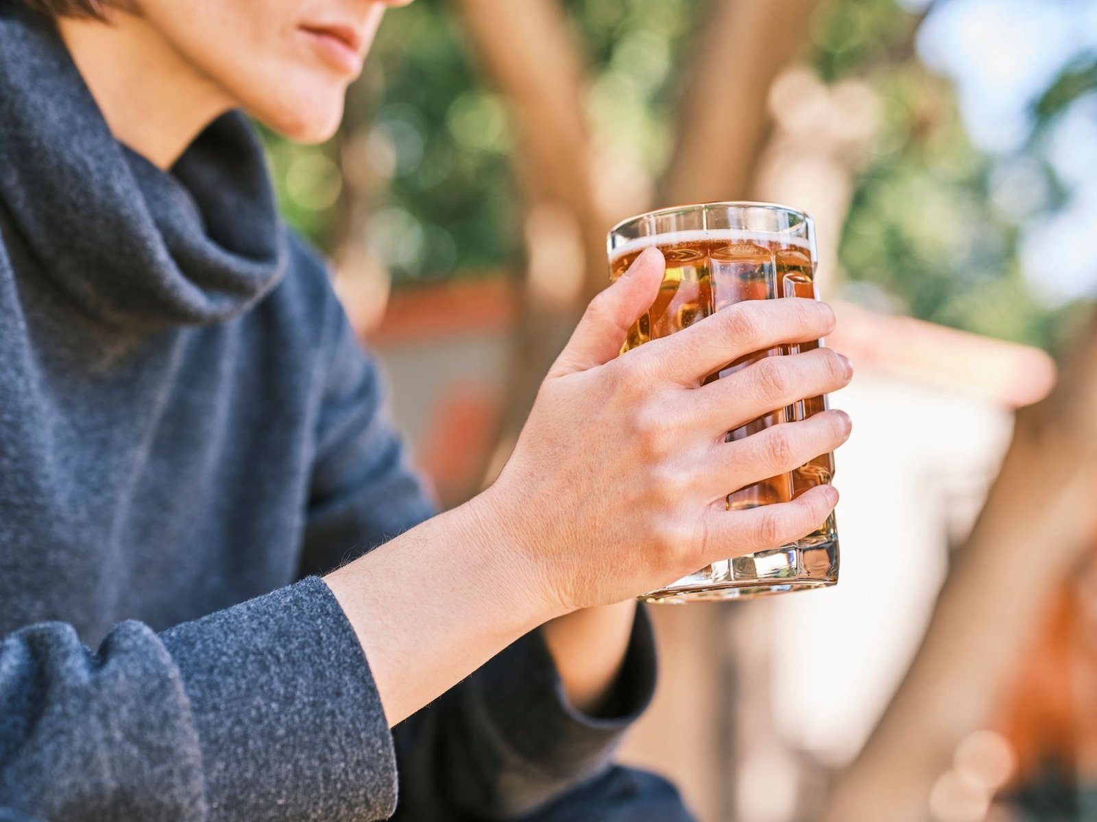 Alkohol als Begleitfaktor, der in zwei großen Befragungen zusammen mit frühem Ergrauen auftrat