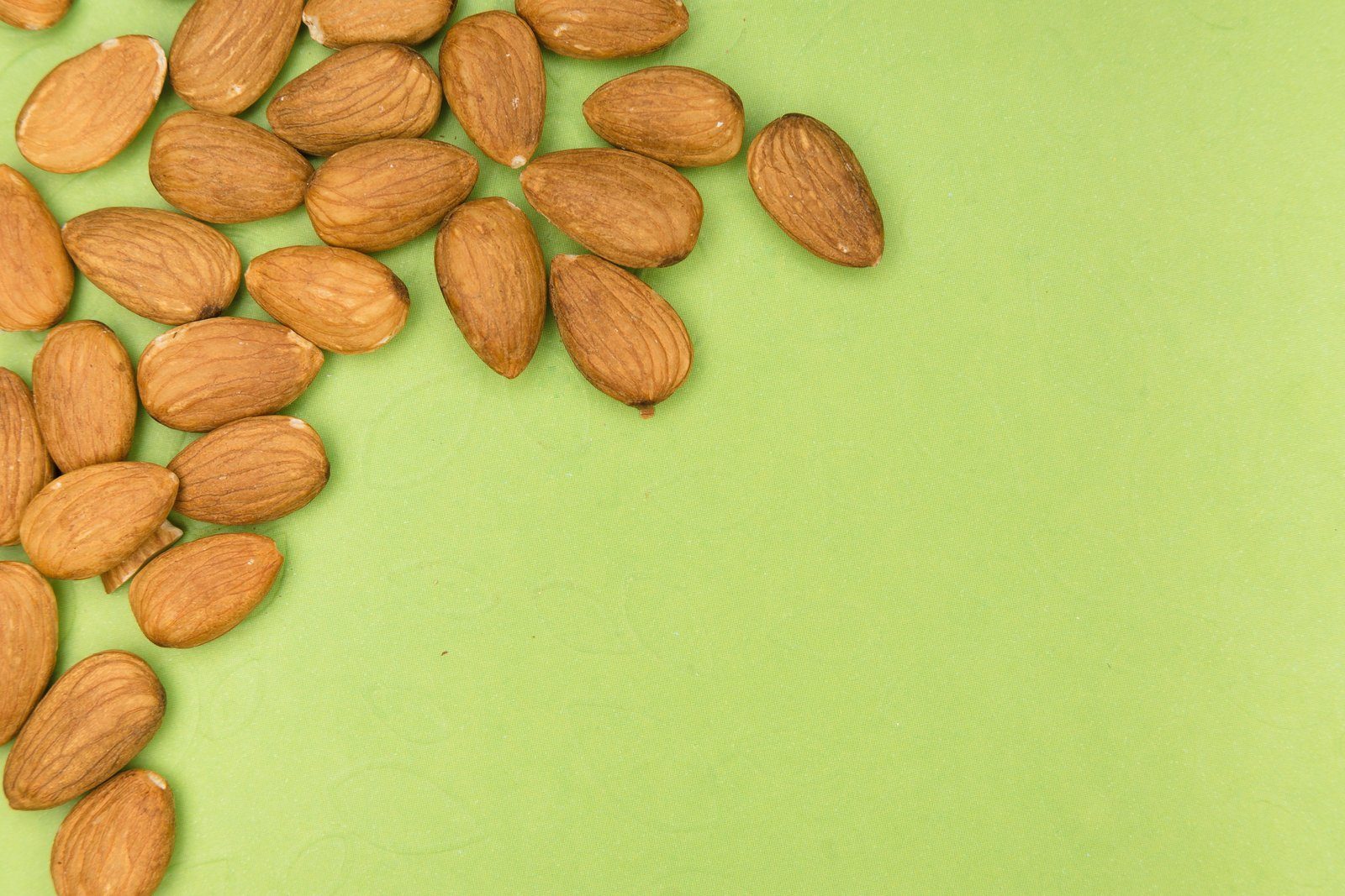 Nüsse wie Cashewkerne liefern Eisen und passen zu einer ausgewogenen Ernährung