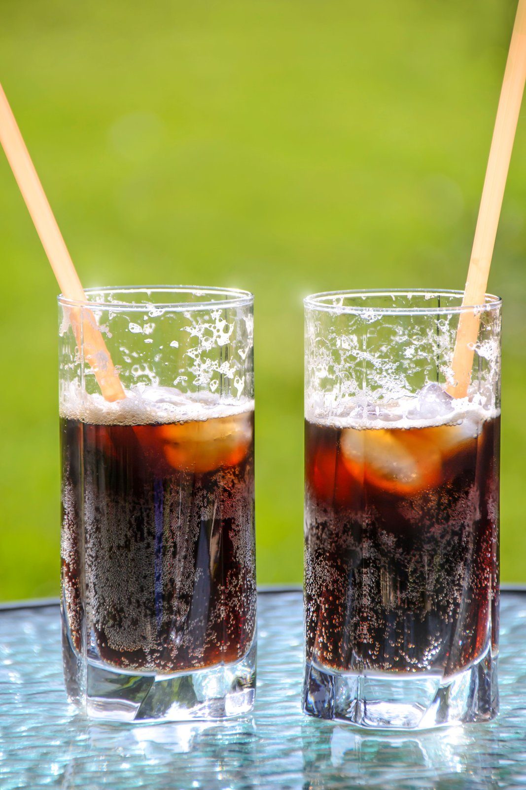 Ein Glas Cola, häufig mit Knochenabbau in Verbindung gebracht, allerdings mit begrenzter Datenlage