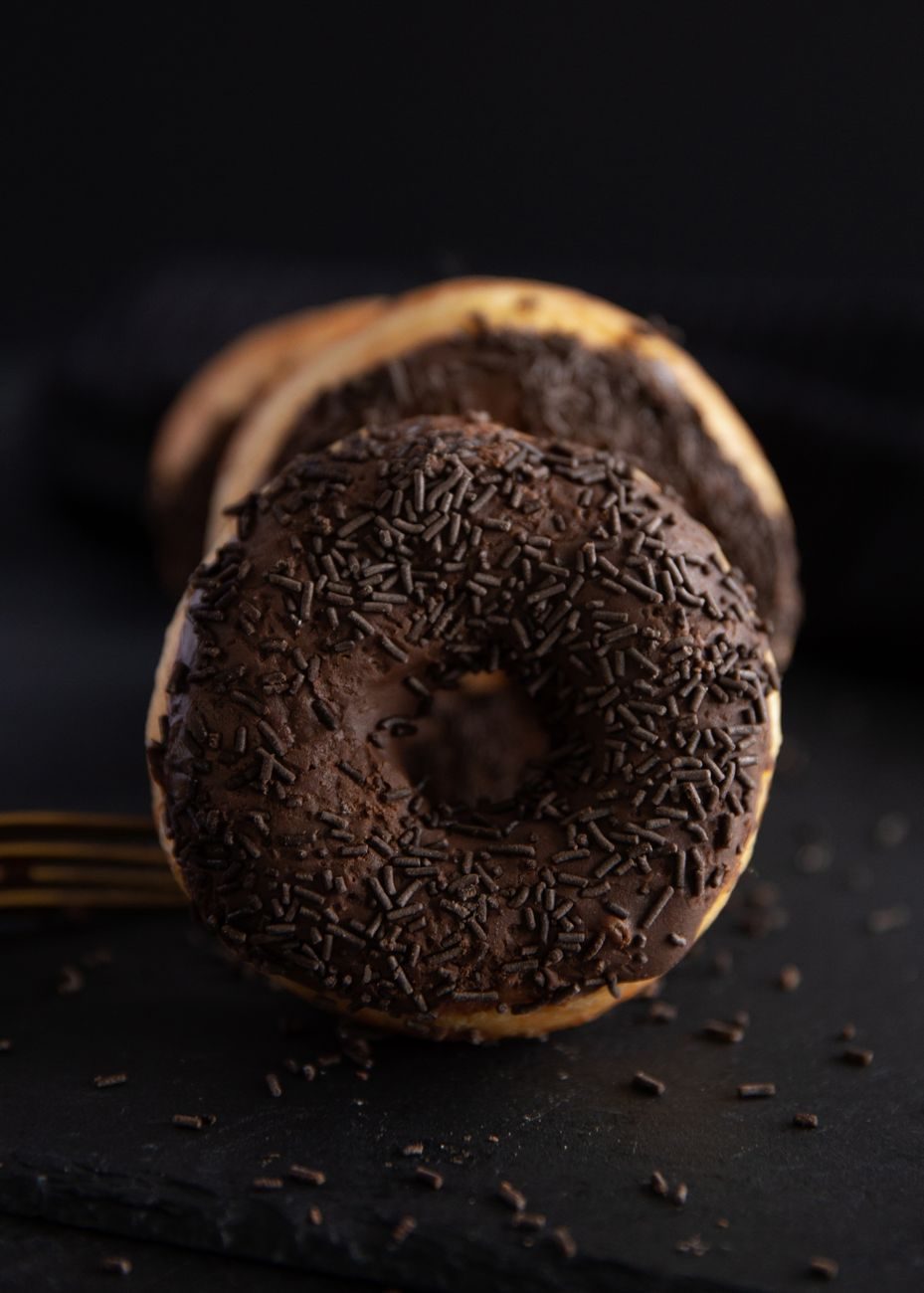 Ein frittierter Donut, ein Beispiel für stark erhitzte Fette, die mit dem Risiko für späte Makuladegeneration in Verbindung gebracht werden