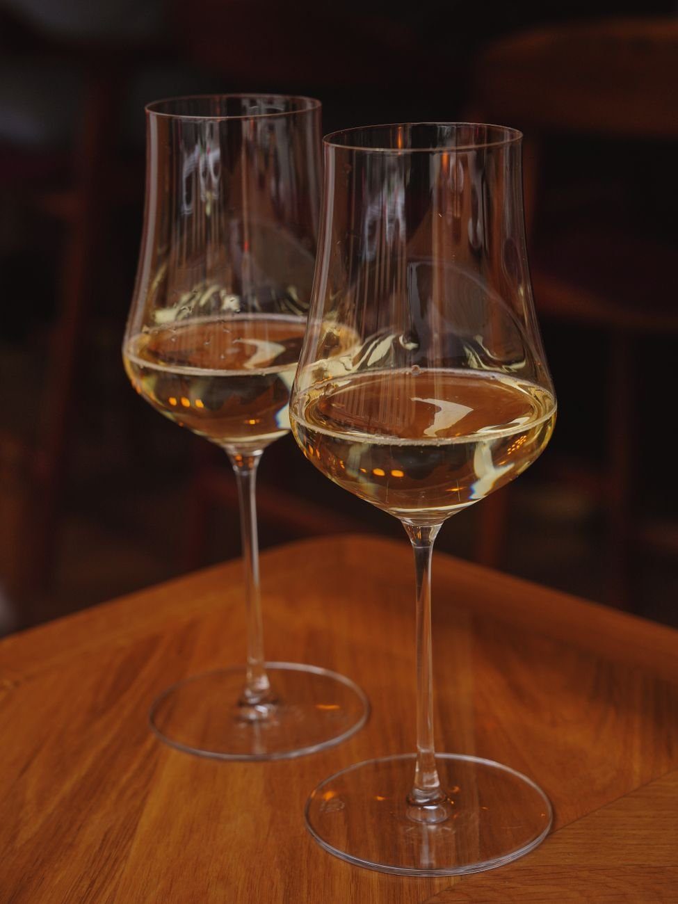 A glass of wine, one of the everyday drinks that can dry out the mouth and contribute to bad breath