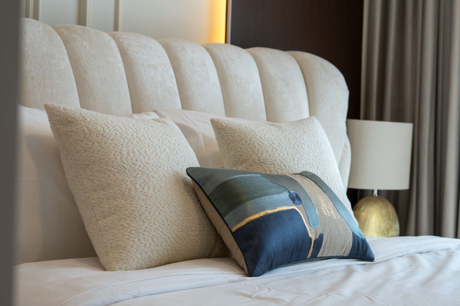 A pillow and bed, illustrating how short sleep affects appetite hormones and body fat