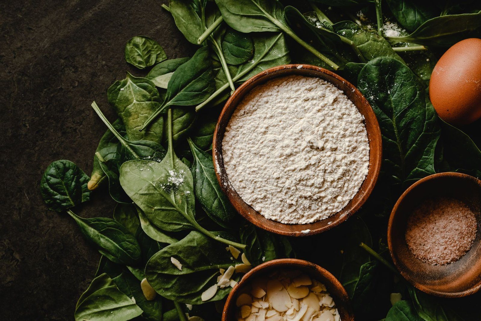 Spinach and almonds, two everyday sources of magnesium linked to energy metabolism
