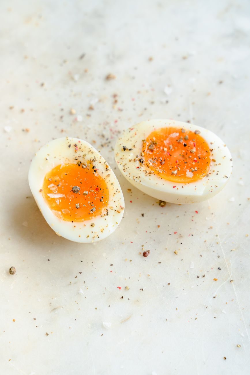 Huevos frescos en un cuenco, fuente de proteína y hierro para el cabello