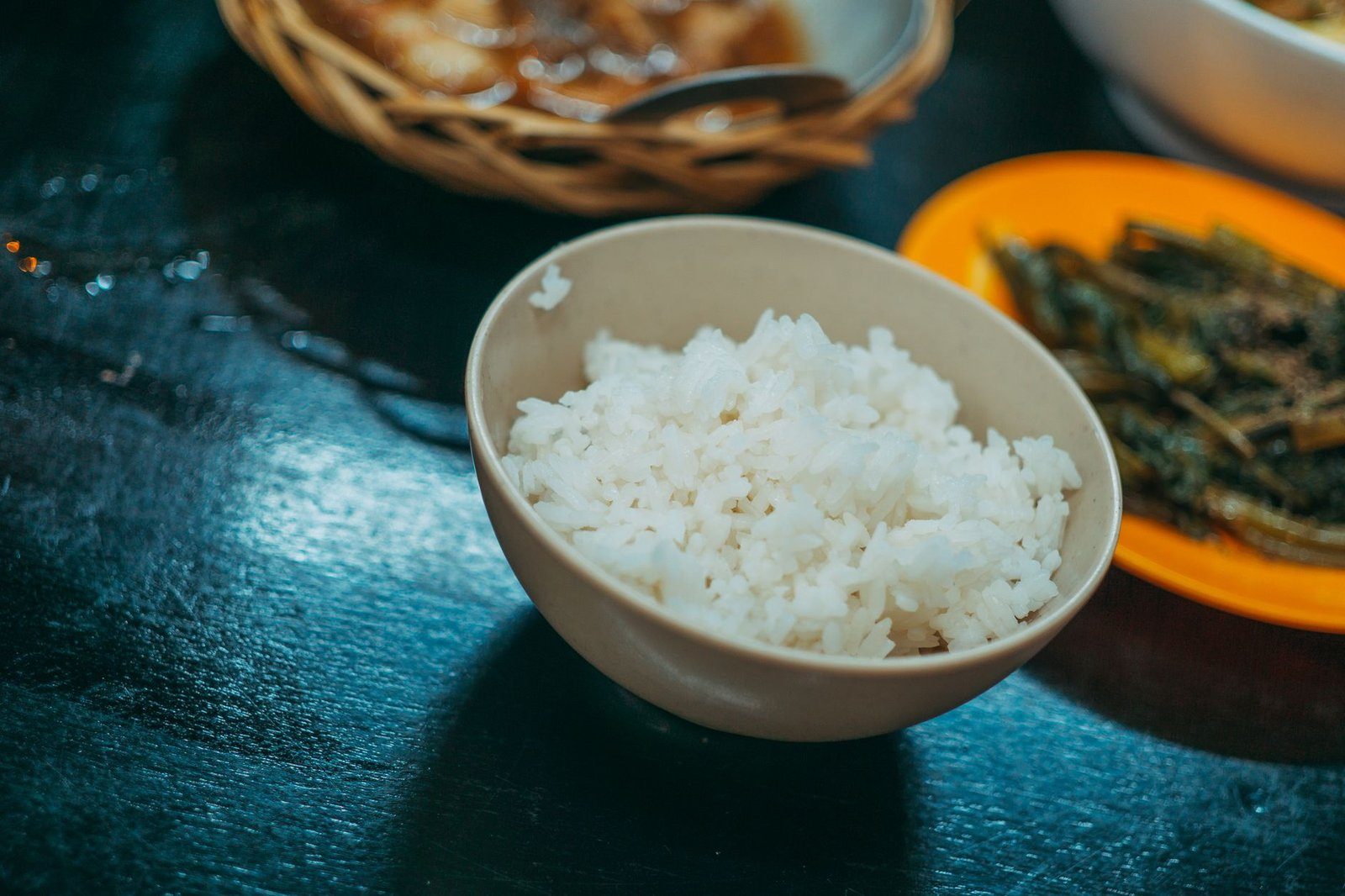Arroz blanco, un cereal refinado con poca fibra que aporta escaso volumen a las heces