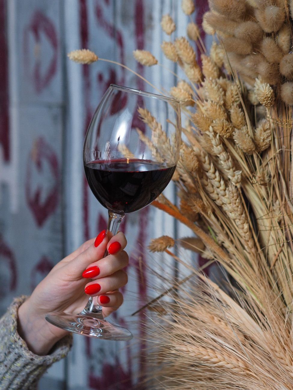 Una copa de vino tinto, una de las bebidas que pueden disminuir la absorción del hierro