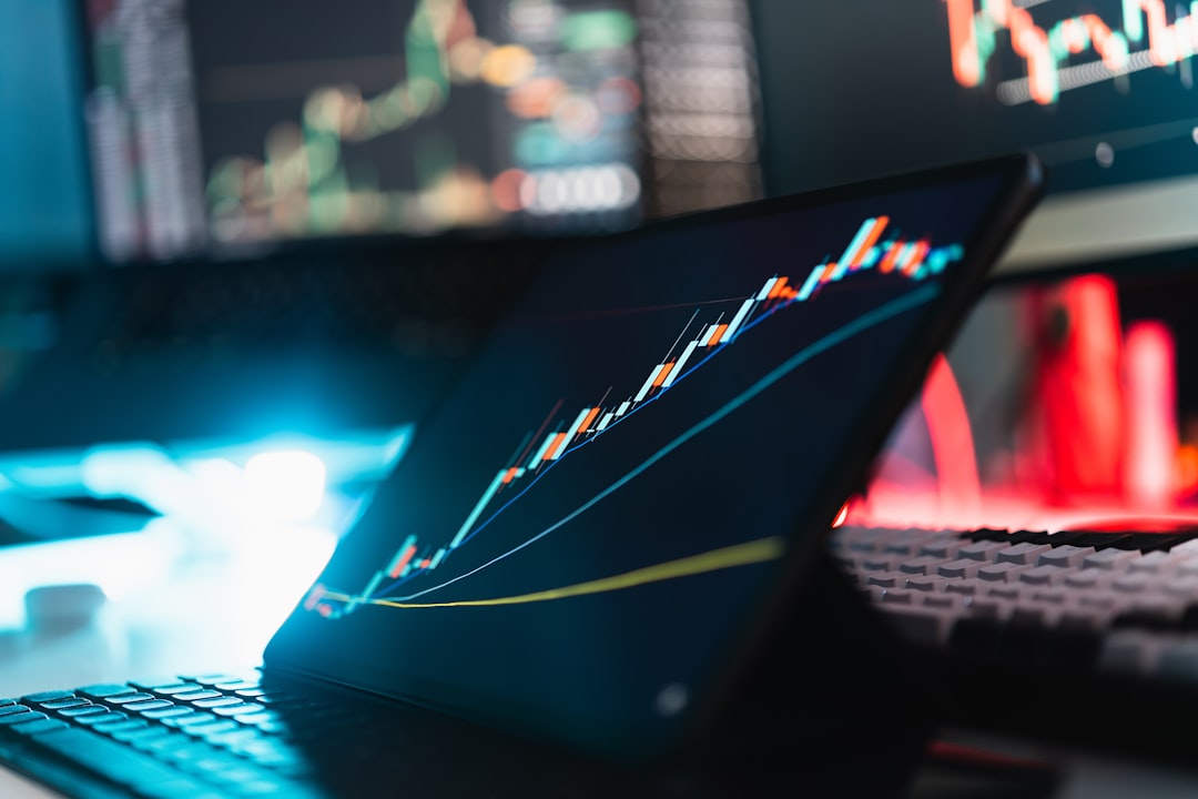Primer plano de un gráfico de velas de inversión en la pantalla de una tableta