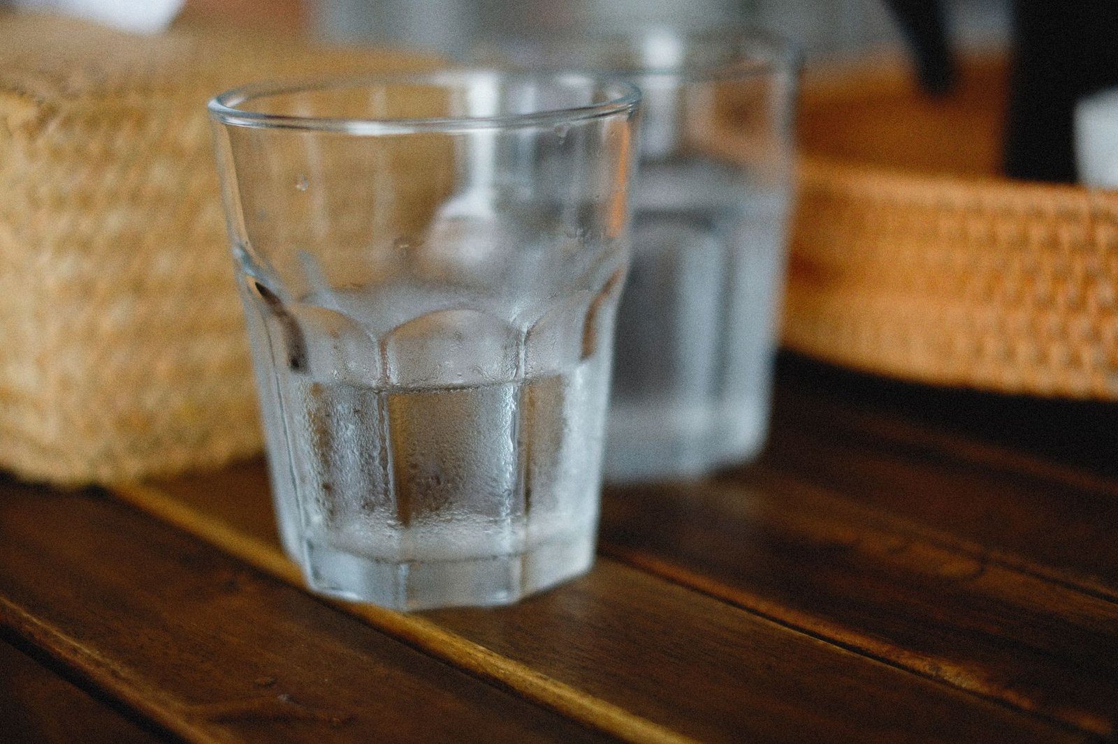 Vaso de agua sobre una mesa