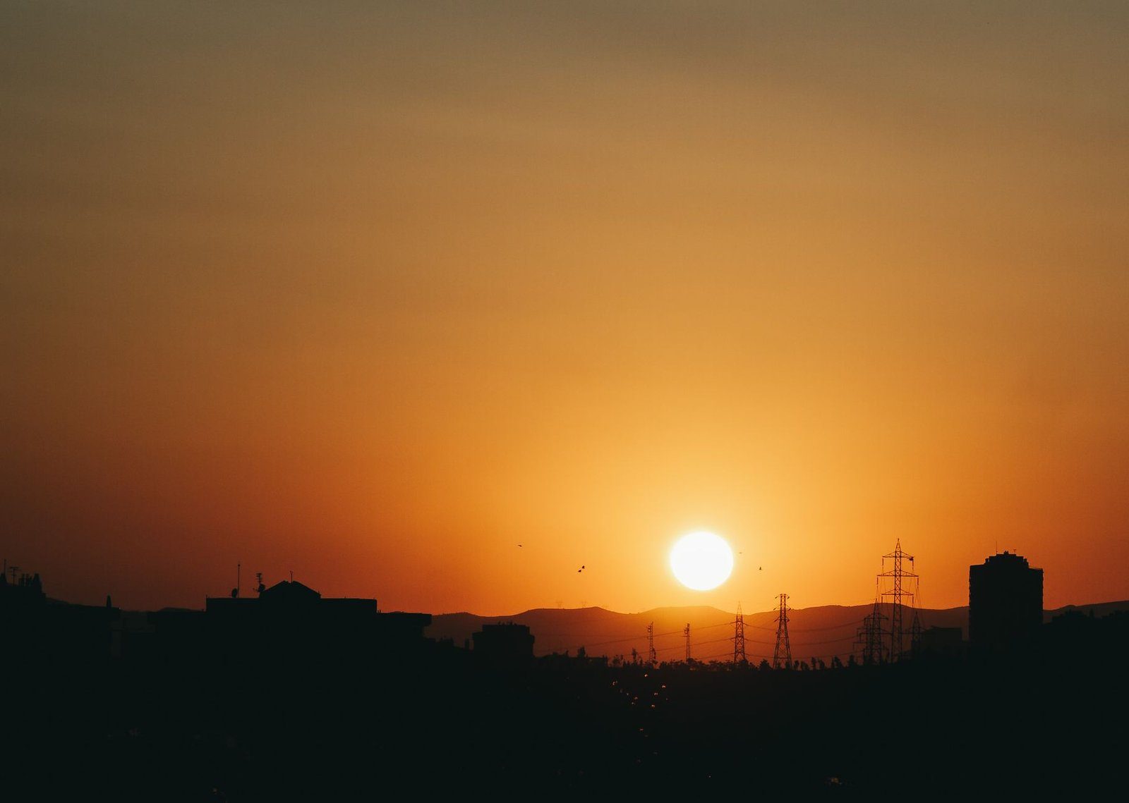Sol intenso en un cielo despejado