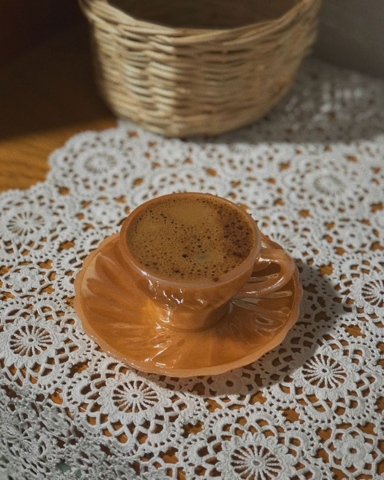 Una taza de café, cuya cafeína aumenta ligeramente la eliminación urinaria de calcio