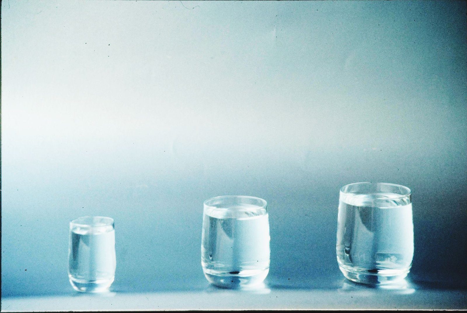 Vaso de agua: mantener una buena hidratación forma parte de las recomendaciones generales