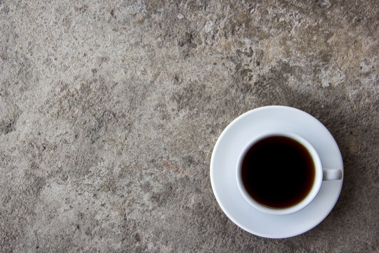 Taza de café, una de las bebidas que la guía sugiere reducir durante la menopausia