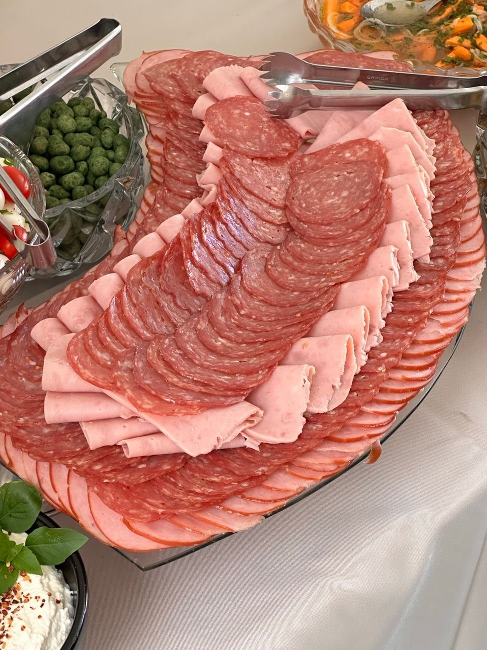 Charcuterie tranchée dans une assiette, l'une des principales sources de sel dans l'alimentation en France