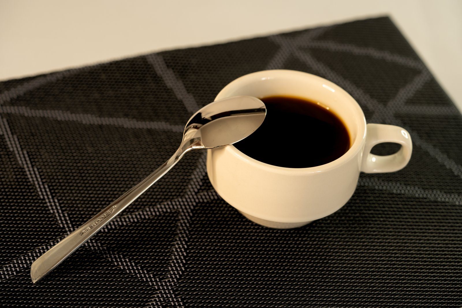 Une tasse de café noir, premier aliment que l'on supprime en cas de bouffées de chaleur