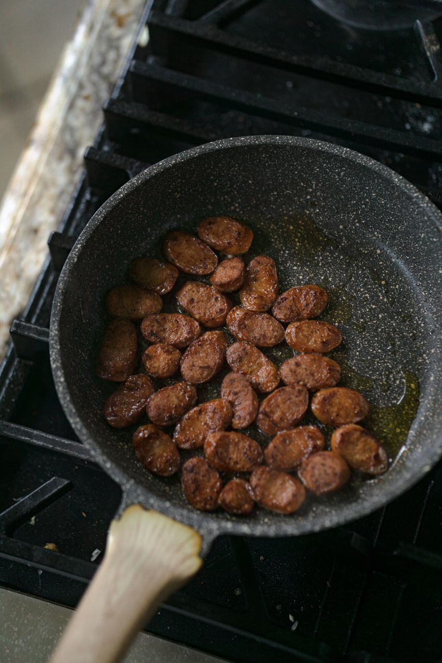 Des saucisses qui grillent dans une poêle, une charcuterie associée à une hausse du marqueur inflammatoire CRP