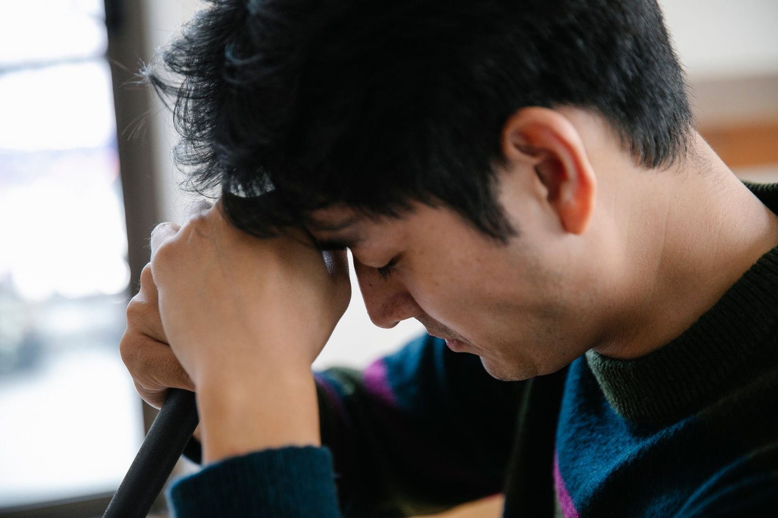 Personne tendue au travail, le stress figurant parmi les facteurs cités par l'Inserm