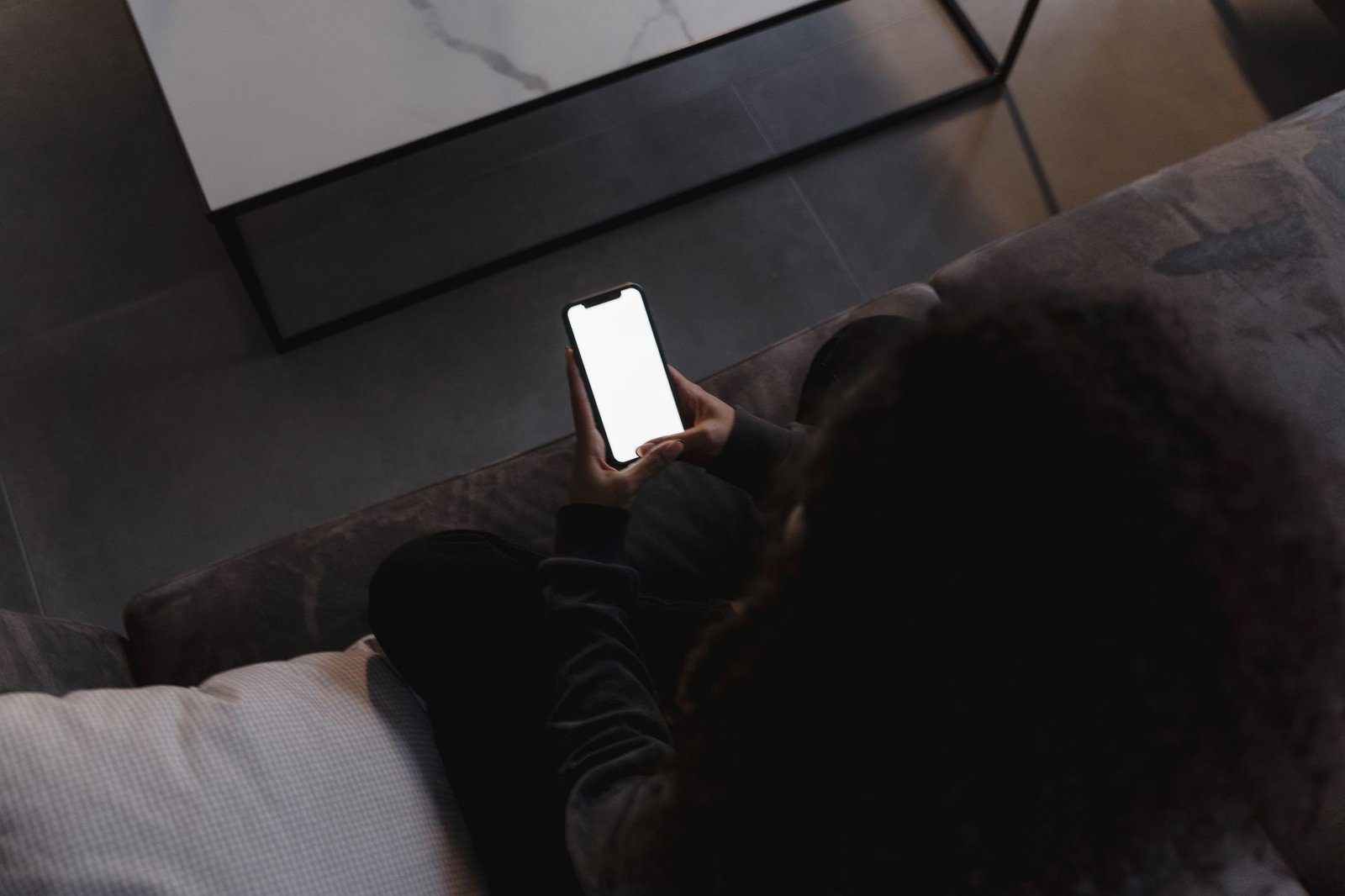 Smartphone consulté tard le soir, illustration du dérèglement de l'horloge interne