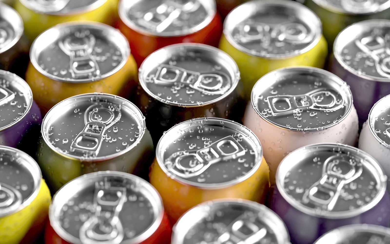 Canettes de boisson énergisante, dont la teneur en caféine équivaut en moyenne à deux expressos