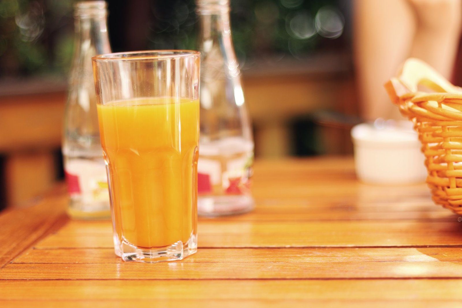 Un verre de jus d'agrume pressé, source de vitamine C à associer aux plats végétaux riches en fer