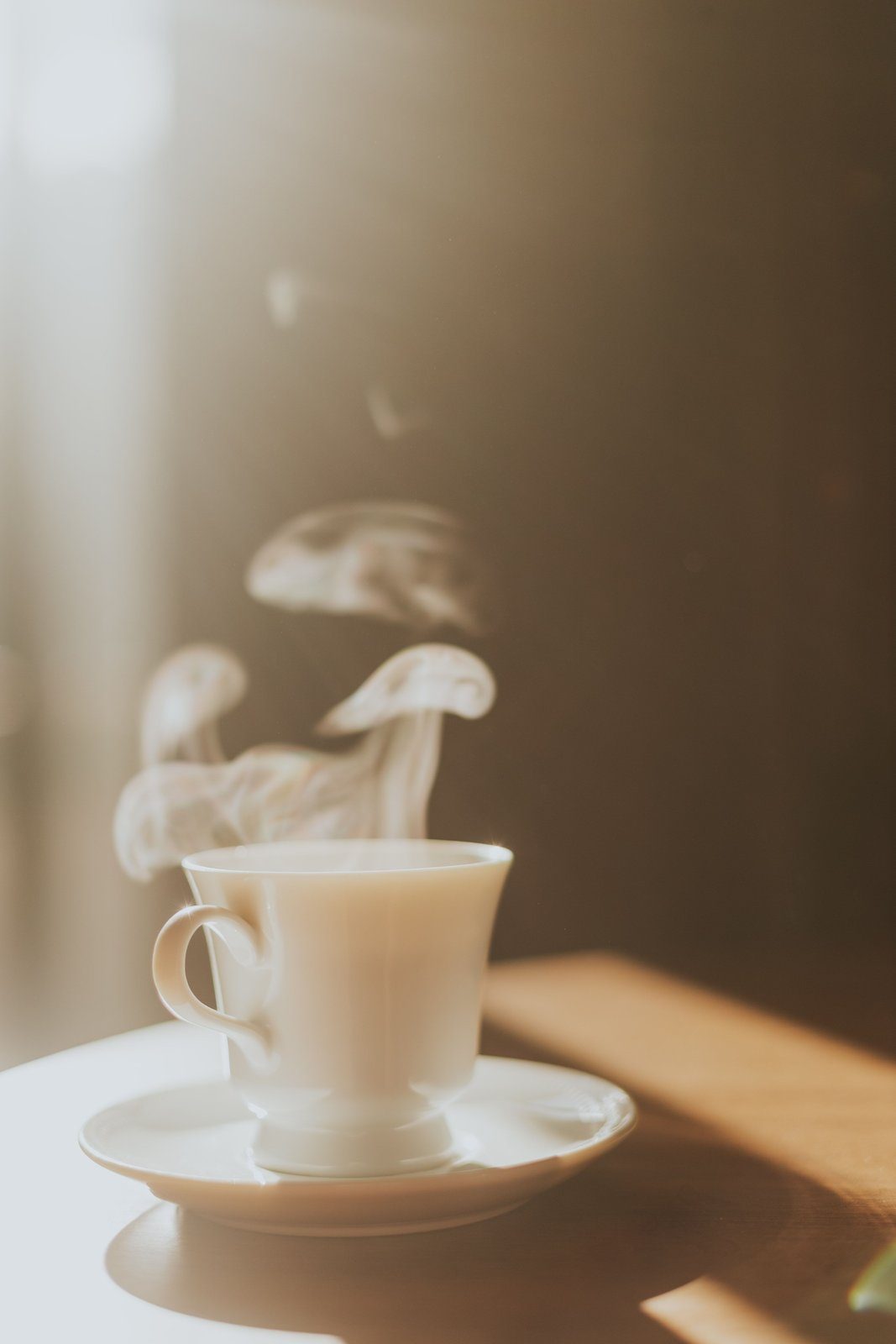 Une tasse de café, dont la caféine resserre les vaisseaux sanguins qui irriguent le cerveau