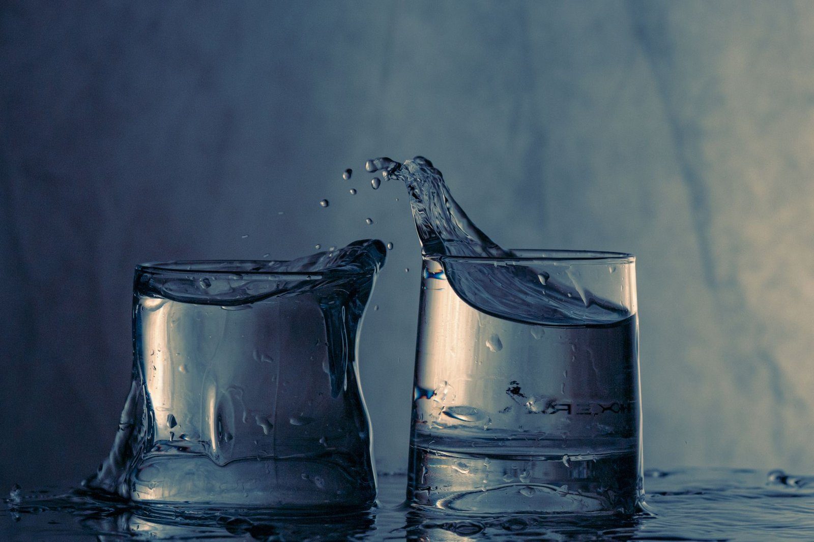 Un bicchiere d'acqua: bere di più è una delle indicazioni di base quando si riduce la quantità di cibo