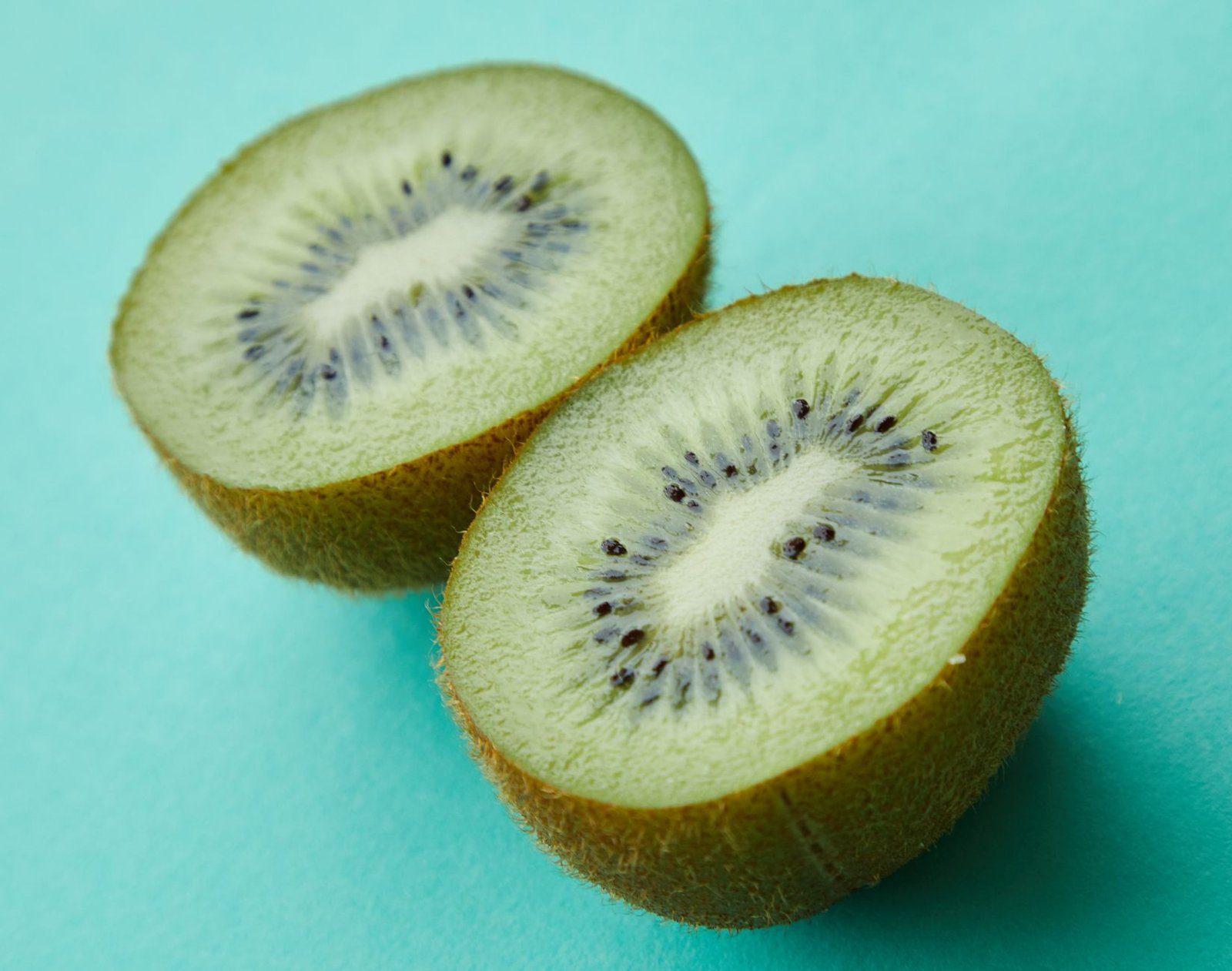 Kiwi tagliati a metà, fra i frutti più ricchi di vitamina C