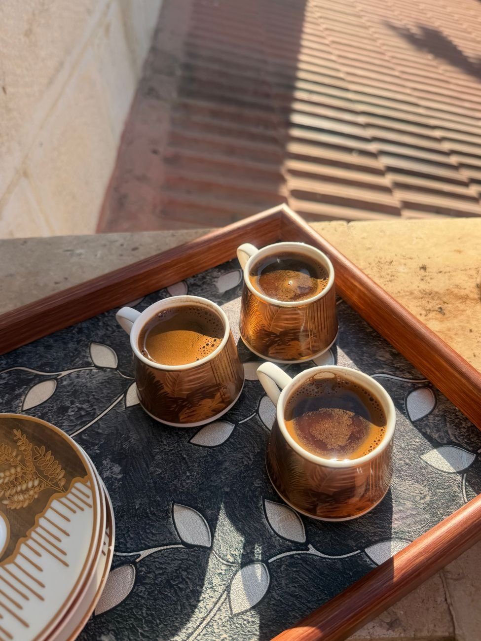 Tazzine di caffè espresso, una delle principali fonti di caffeina della giornata