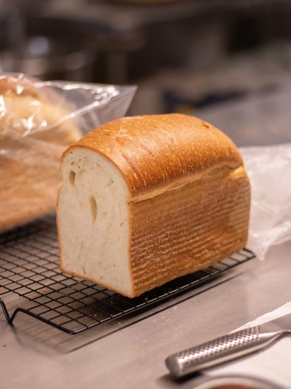 Pane bianco raffinato, esempio di alimento povero di fibre che riduce il peso delle feci