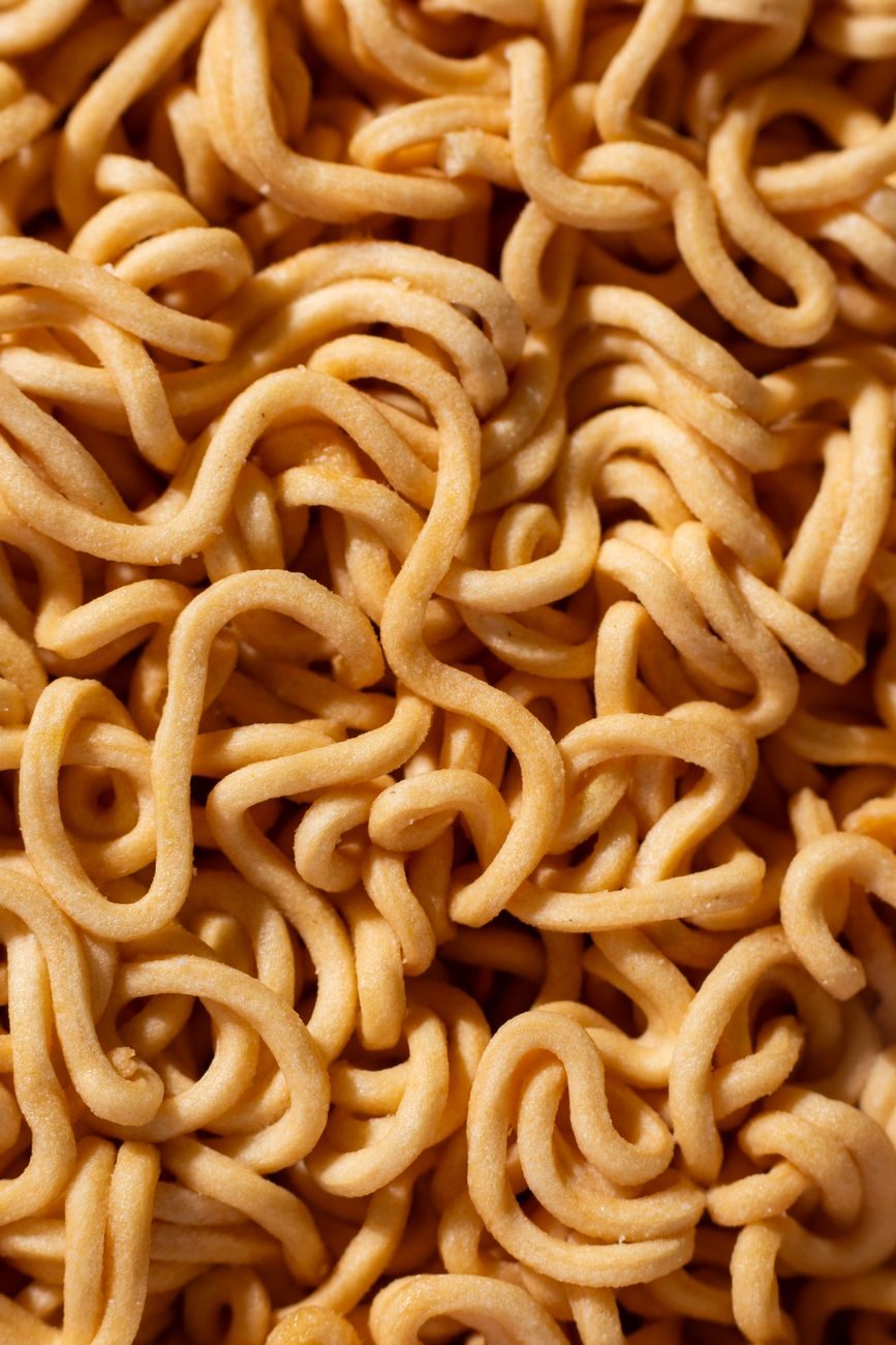 Una ciotola di noodles istantanei, che forniscono molte meno proteine e minerali rispetto agli alimenti non lavorati