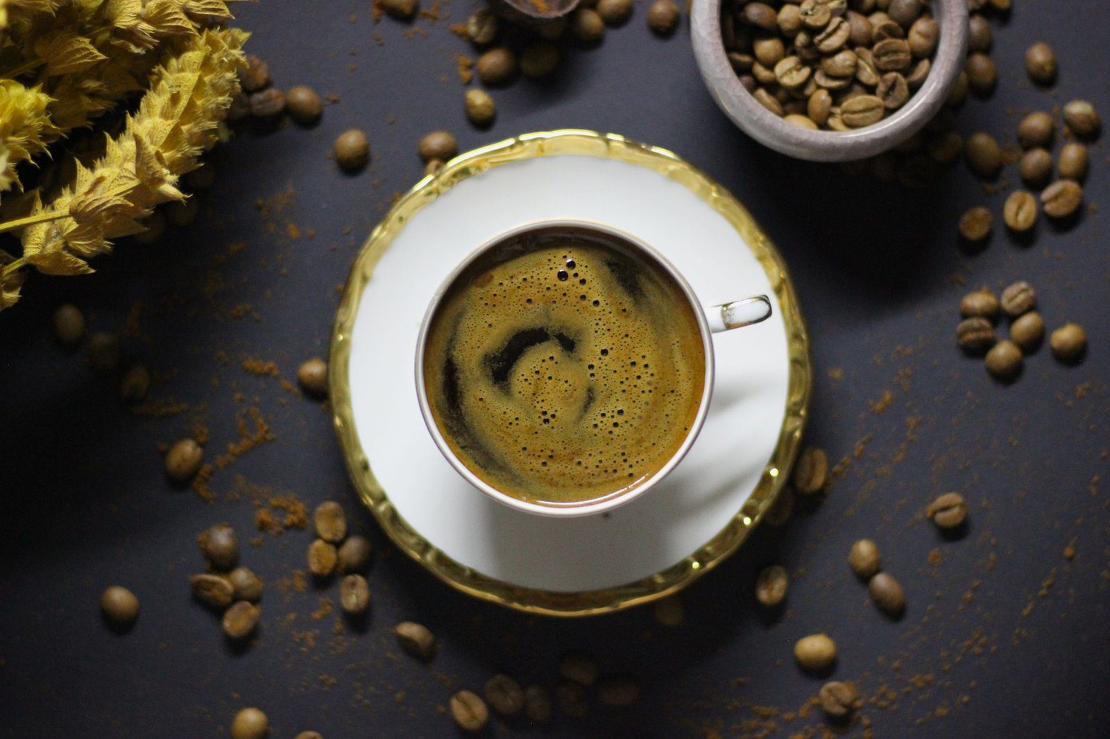 Tazzina di caffè, tra le bevande che per molte donne fanno scattare le vampate