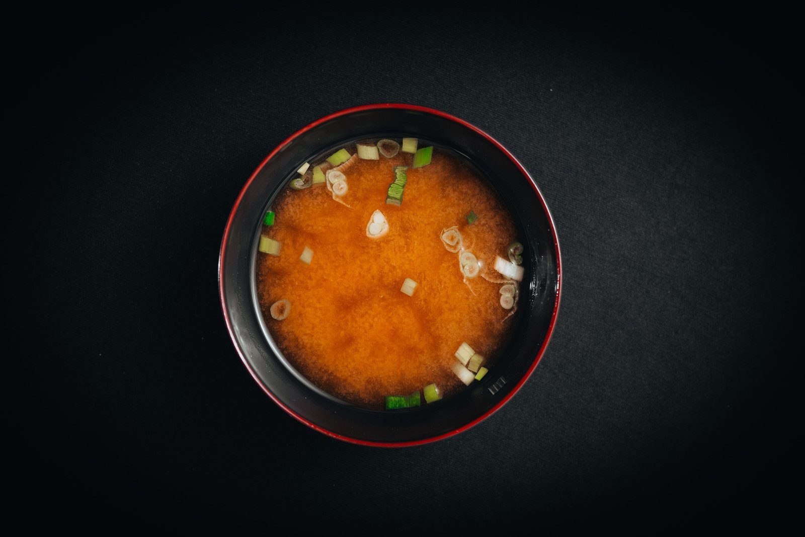 味噌汁。食物繊維と一緒に水分を補う日本の食卓の定番