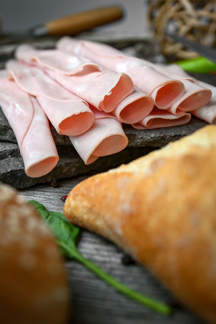 ハムやソーセージなどの加工食品。食塩とリンを同時に増やしやすい