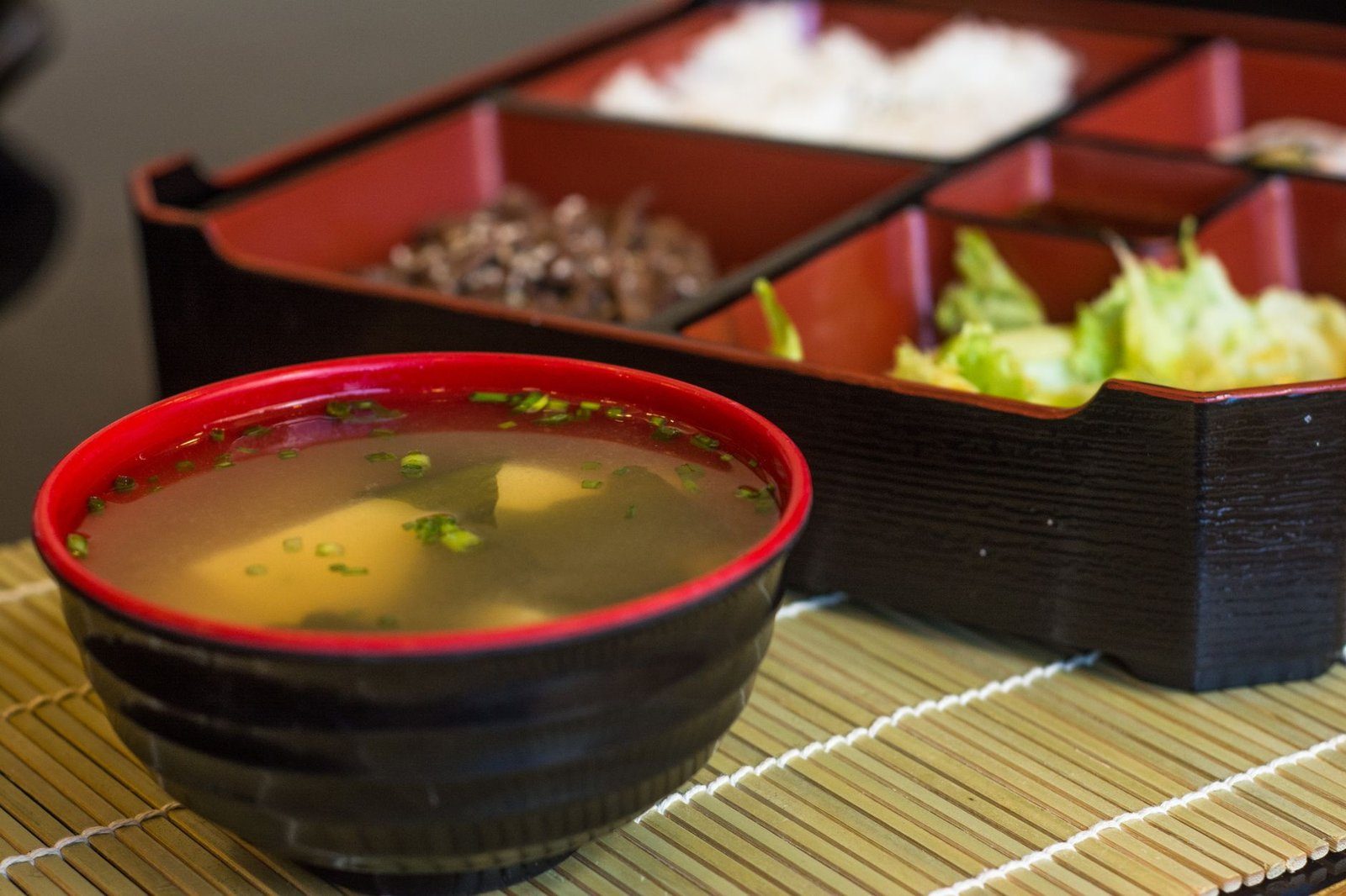 みそ汁。日本人の食塩摂取の約7割を占める調味料からの塩分の代表例